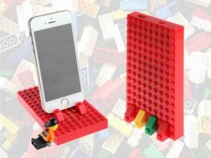 Une batterie Lego en forme de brique permet de construire sa propre station d'accueil pour iPhone, à brancher au port USB pour le recharger.