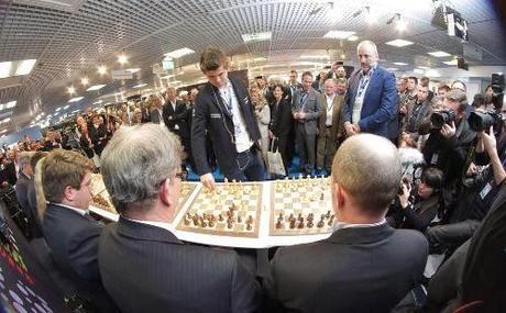 Le champion du monde d'échecs, le jeune Norvégien Magnus Carlsen, en démonstration à Cannes © A. B.-J.