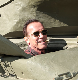 Arnold Schwarzenegger vous invite à "Crusher&quot; avec lui (à bord d'un tank)