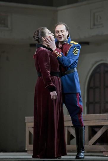 Yaroslavna (Oksana Dyka) et Galitzki (Mikhail Petrenko) © The Metropolitan Opera.