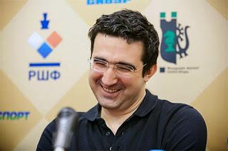 Le sourire éloquent du Russe Vladimir Kramnik qui vient de battre ronde 2 son compatriote Sergey Karjakin - Photo © ChessBase