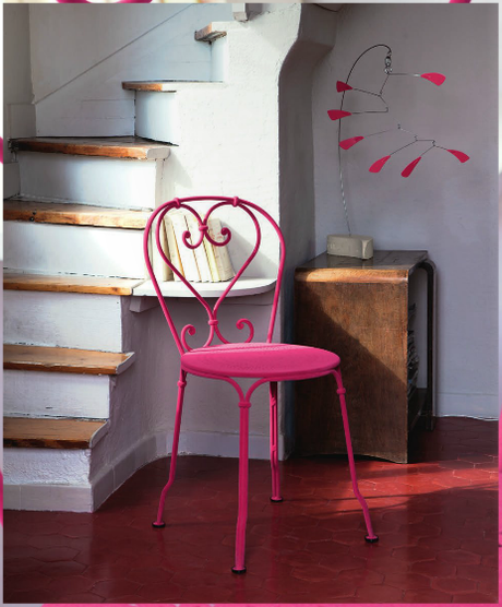 Chaise fushia Fermob via Nat et Nature Fermob, une belle marque à succès
