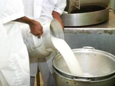 La production nationale de lait cru accuse un déficit de 1,5 milliard de litres (ministre)