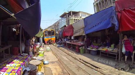 Thaïlande: Maeklong Station: un train traverse le marché [HD]