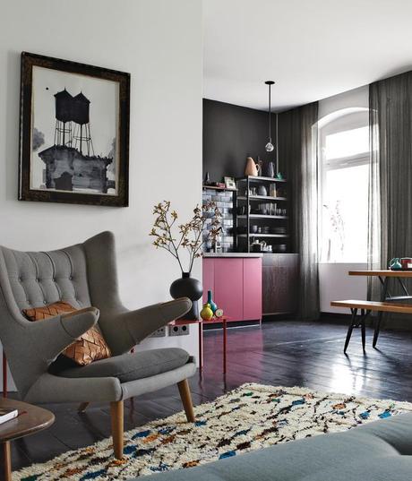 Un appartement en noir, rose et gris
