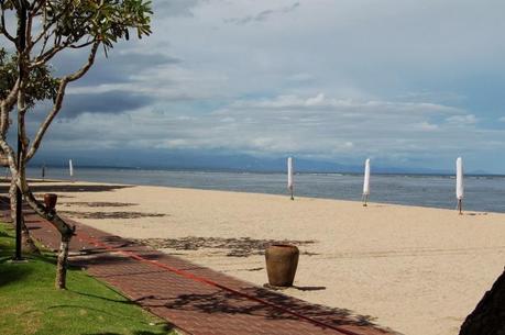 La plage de Sanur, le jour de Nyepi. Habituellement animée, elle est déserte ce jour de silence.