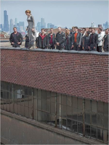 Shailene Woodley se jette du haut d'un toit