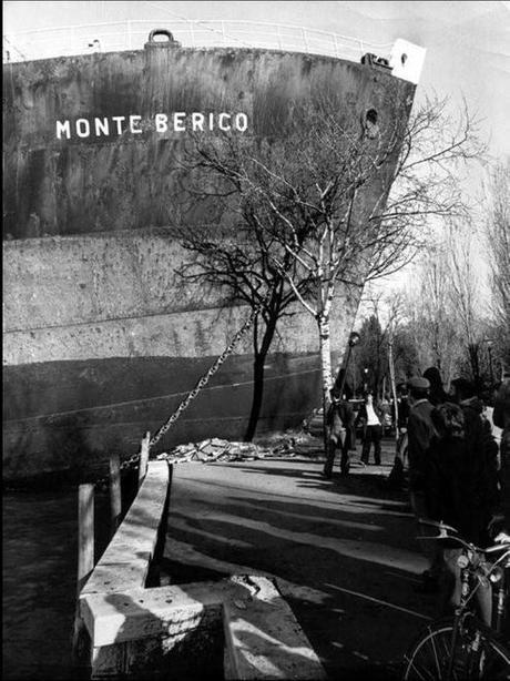 23 décembre 1976, le Monte Berico s'encastre dans le quai de la riva de San Nicolò di Lido