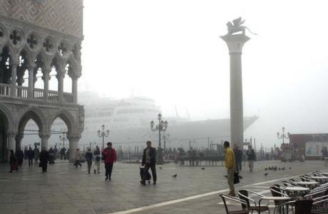 Le 12 mai 2004, par un épais brouillard, le paquebot Mona Lisa s'échoue devant le palais des doges avec 750 passagers à bord
