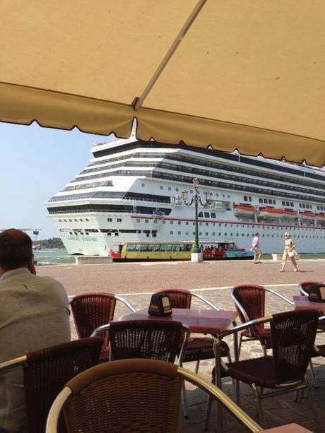 Una nave da crociera, la Carnival Sunshine, ha 'sfiorato' riva Sette Mari, uno dei moli lungo il Canal Grande, in prossimità di Piazza San Marco a Venezia. 