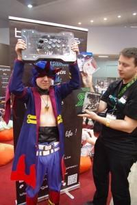 Giuseppe, le grand vainqueur du tournoi Soul Calibur V, repart avec un stick custom homemade incroyable!