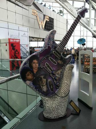 Remember: Michael est intronisé au Rock' n Roll Hall Of Fame, le 19 mars 2001 rock-and-roll-hall-of