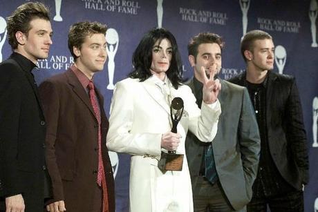Remember: Michael est intronisé au Rock' n Roll Hall Of Fame, le 19 mars 2001 AP01031903217_t607