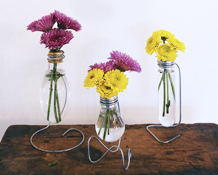 Vase pour fleurs dans ampoules usagées