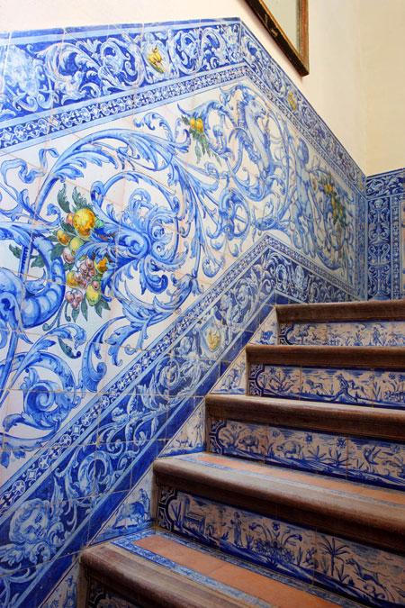 2lorenzo-castillo-16 century-seville-palace-blue-tile-stairs