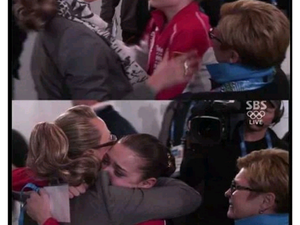Cette femme, qui étreint Sotnikova, est une des juges de patinage libre de ces derniers jeux olympiques.