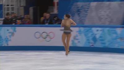 Ici, Sotnikova tourne la tête sur le côté quand elle saute. C'est un truc connu qui est utilisé par les patineurs qui ne peuvent pas satisfaire aux conditions requises.