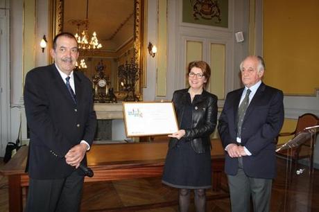 Agnès le Brun, maire de la ville a reçu le diplôme des mains d'Alain Chalet, président départemental de la Prévention Routière (à gauche), en présence d'Yvon Prémel, élu en charge de la prévention routière.