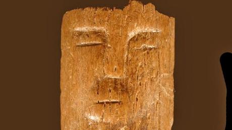 Une baguette rituelle de 9000 ans avec des visages humains découverte en Syrie