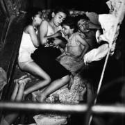 Weegee, Vue d’enfants dormant avec un chat dans le local d’évacuation de l’échelle de secours - New -York 1941
