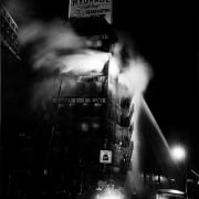 Weegee, Incendie d’un immeuble, on peut lire «Versez de l’eau bouillante, c’est tout» - décembre 1937