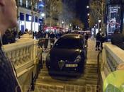 introduit voiture dans bouche métro