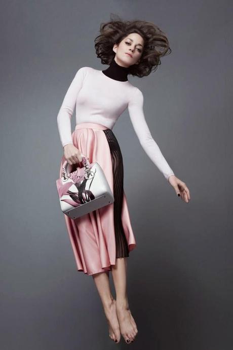 Marion Cotillard est de retour avec son Lady Dior...