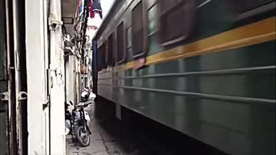 Ce train traverse les rues d’Hanoi, au Vietnam