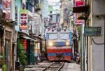 Ce train passe à quelques mètres des habitation d'Hanoi, au Vietnam