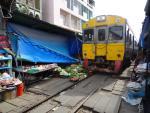 En Thaïlande, ce train traverse un marché très fréquenté