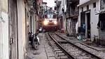 Un train passe dans les rues d'Hanoi