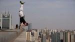 Tenant en parfait équilibre, Scott Young est suspendu en haut d'un immeuble de 40 étages