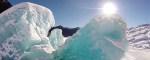Grotte de glace en Alaska survolée avec un drone