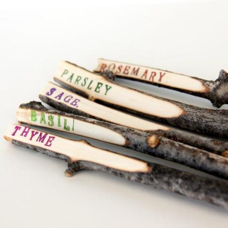 Sur Etsy ici : https://www.etsy.com/fr/listing/97398861/handmade-twig-plant-markers-rustic