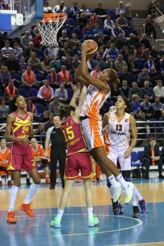 Sandrine-GRUDA--Ekaterinbourg--vs.-Orenbourg_basket.ugmk.co.jpg