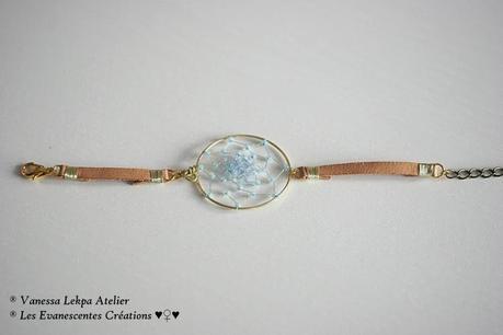 bracelet attrape rêve en cuir et perles bleues claires bijoux amérindien petits attraper rêves en bracemt de cuir tissé à la main avec des perles bleues nacrées clair. Façon artisanal et traditionnel , style améridien et chamanisme