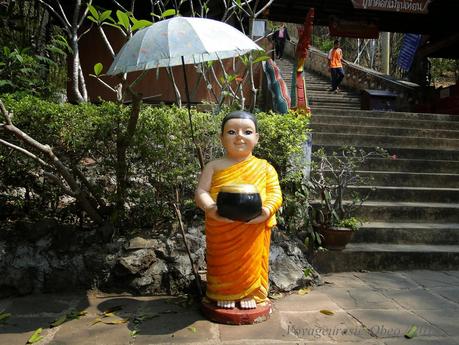 Thaïlande: Les moines font leur manège a aumônes [HD]