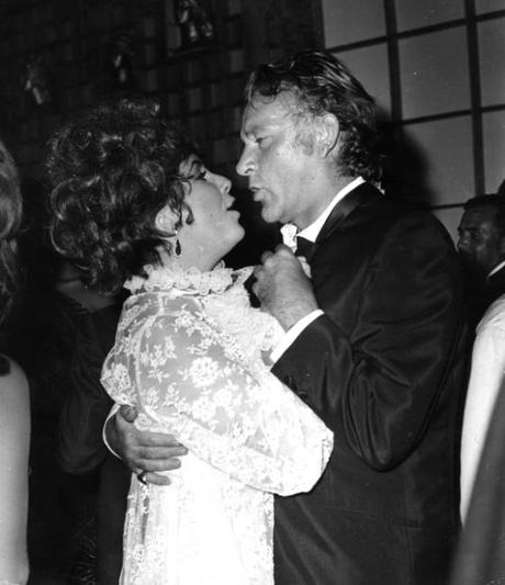 Elizabeth Taylor et son mari Richard Burton (1925 - 1984) danser ensemble lors de la soirée et bal donné par la comtesse Marina au Palais Vendramin à Venise.