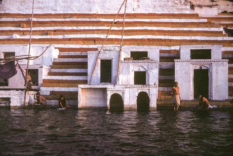 J170 - Varanasi, les ghats vus du Gange