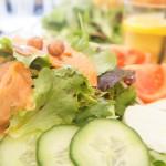 Salade Monsieur (saumon, cream cheese, avocat, concombre, tomates, mozza & quelques noisettes) - 14€