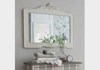 Offrez à votre chambre un décor romantique avec le miroir mural Altesse....