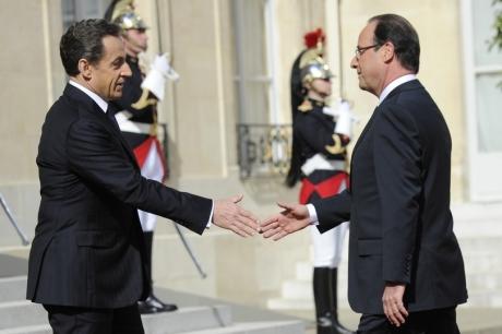 Francois-Hollande-et-Nicolas-Sarkozy-lors-de-la-ceremonie-de-passation-du-pouvoir-a-l-Elysee-a-Paris-le-15-mai-2012_exact810x609_l.jpg