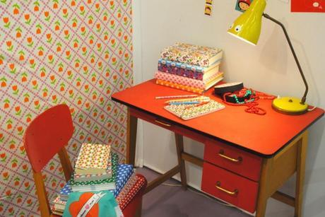Un escritorio pequeño pero de muchos colores inspira para trabajar. Imagen:Esto es un sofá hecho con colchones coloridos. Especial para las casas con niños. Si vienen los amiguitos, se desarma el sofá. Imágen:http://mapetitevalisette.blogspot.com/