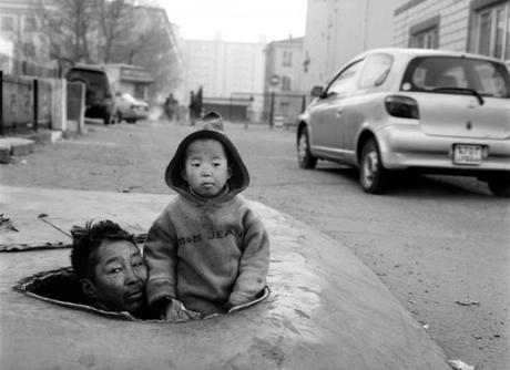 Richard Aujard Mongolie Oulan-Bator, 2007 “Nomad’s Land les bidonvilles du froid“ - Ed. Marque Pages pour ACF (action contre la faim)