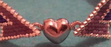 Un joli bracelet de perles pour donner de la couleur à mes tenues ...