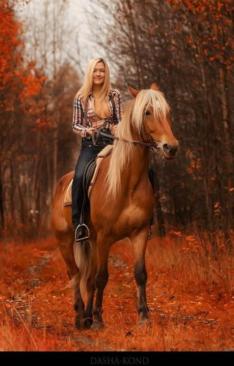 femme blonde chemise ouverte sur un cheval  par Dasha Kond