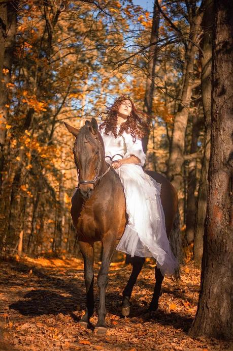 fille rousse en robe blanche sur un cheval par Dasha Kond