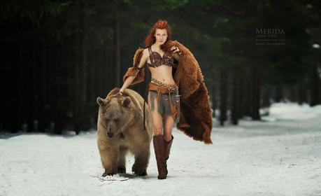 femme en costume de merida avec un ours par Dasha Kond