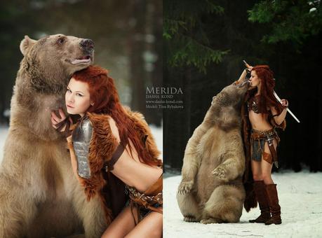 dyptique d'une femme en costume de merida serrant un ours dans ses bras  par Dasha Kond