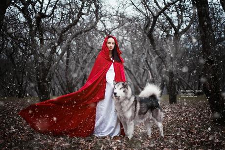 femme brune en chaperon rouge avec un loup  par Dasha Kond